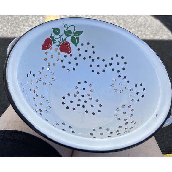 Vintage 1983 Teleflora White Enamel Strawberry Colander Strainer 8” Metal - Picture 2 of 10